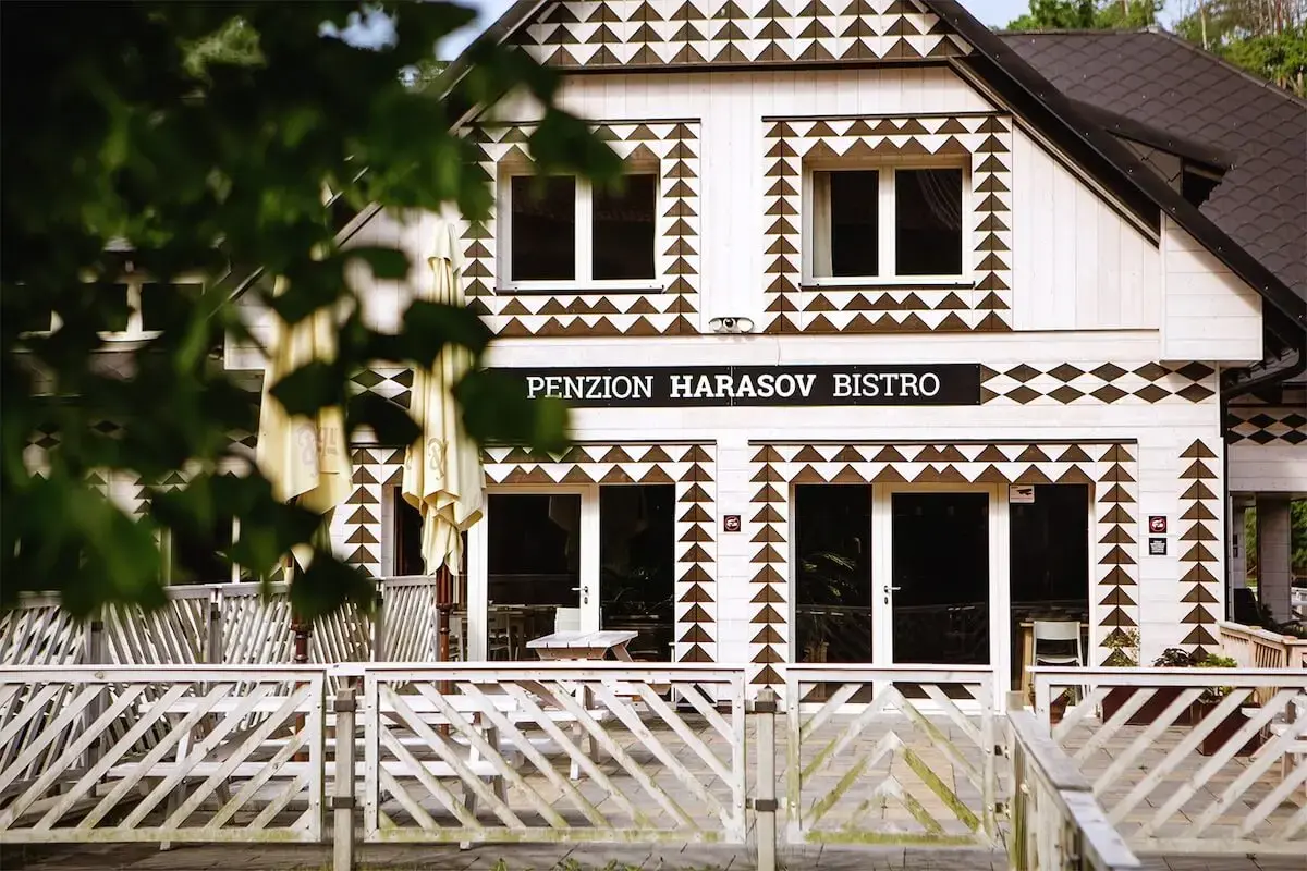 Harabistro v Harasově - venkovní posezení u rybníka